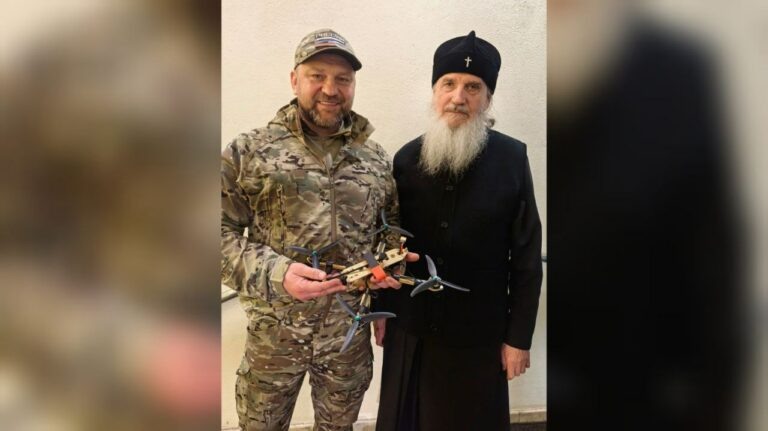    На Донбассе митрополит Петр передал мэру Оренбурга Сергею Салмину квадрокоптер и РЭБ Белов Михаил Александрович