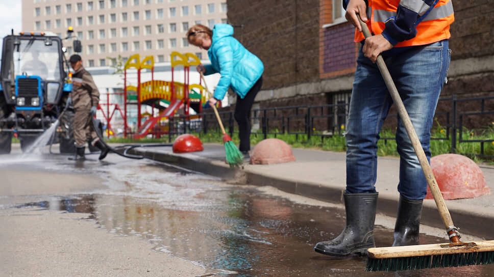 В Альметьевске дорожные службы вывезли 48 тонн смета за неделю.📷Фото: Елена Вах / Коммерсантъ