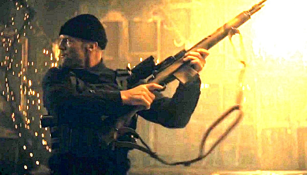 "Оглянись, незнакомый прохожий / Мне твой взгляд неподкупный знаком..." © Песня