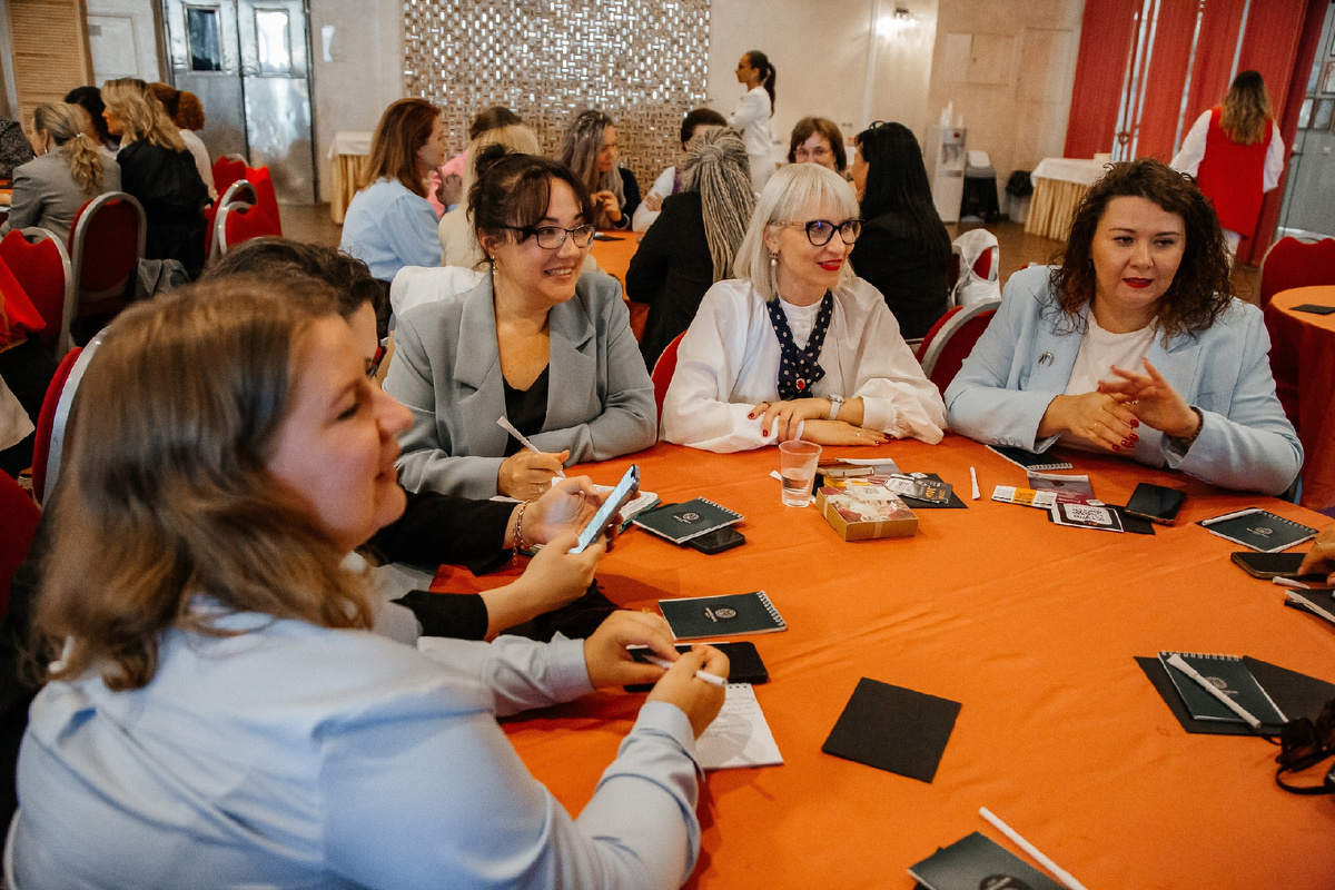 Работа за столами в формате мастермаинда во время Воркшопа "Скажи жизни ДА" в Санкт-Петербурге 