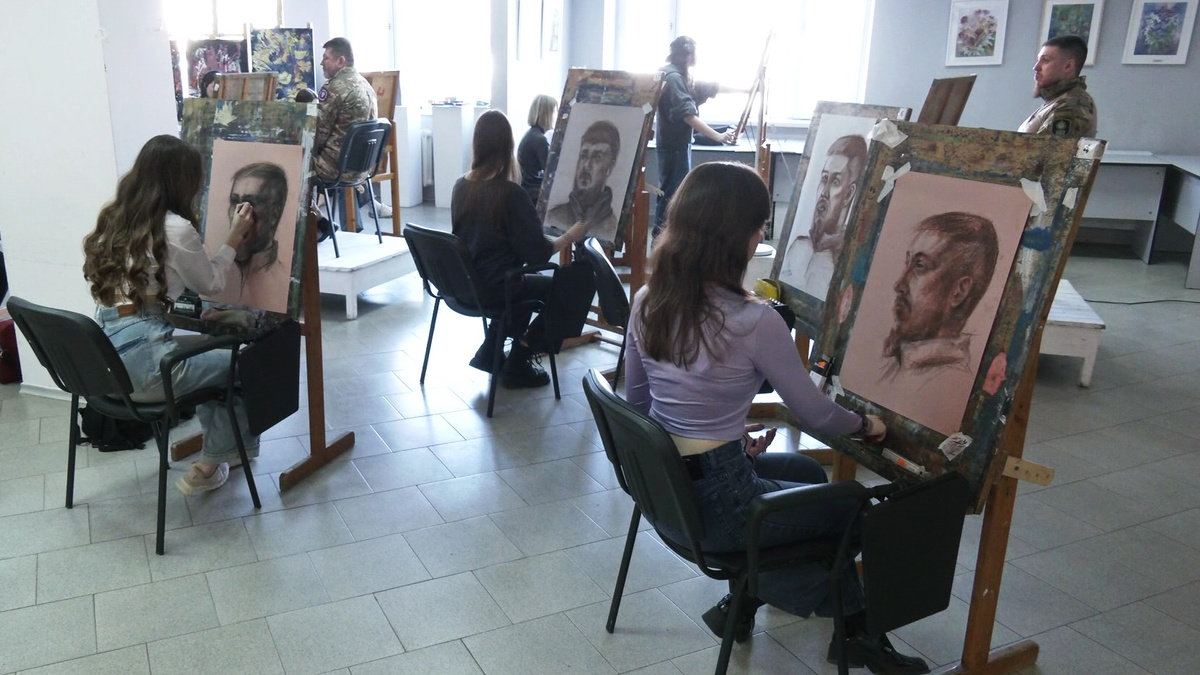    В Сургуте студенты рисуют портреты ветеранов СВО