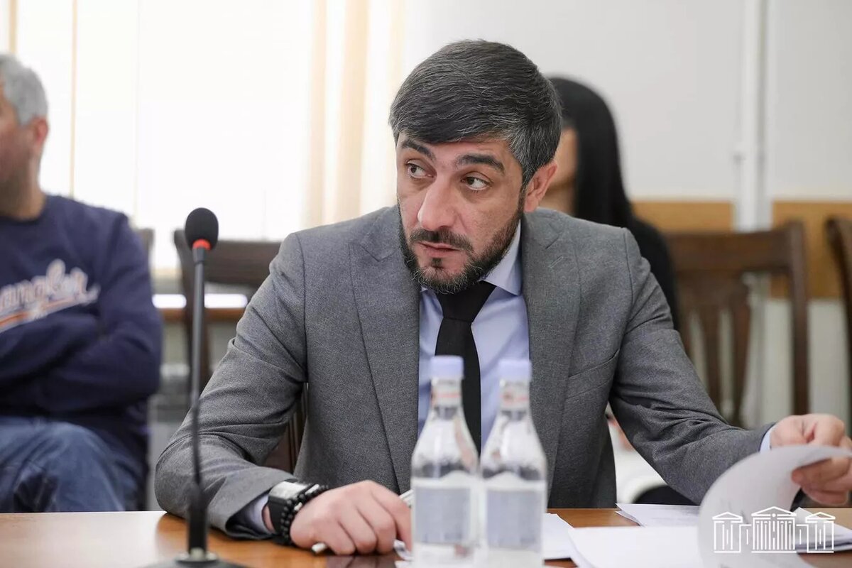 © Photo : Facebook / ՀՀ ԱԺ պաշտպանության և անվտանգության հարցերի մշտական հանձնաժողով