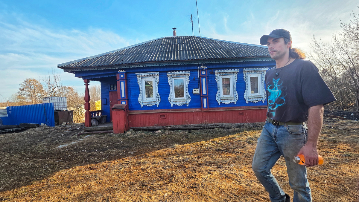 Дом, который куплен нами этой весной в глухой деревушке. Живём мы недалеко, а тут будет ферма и пасека