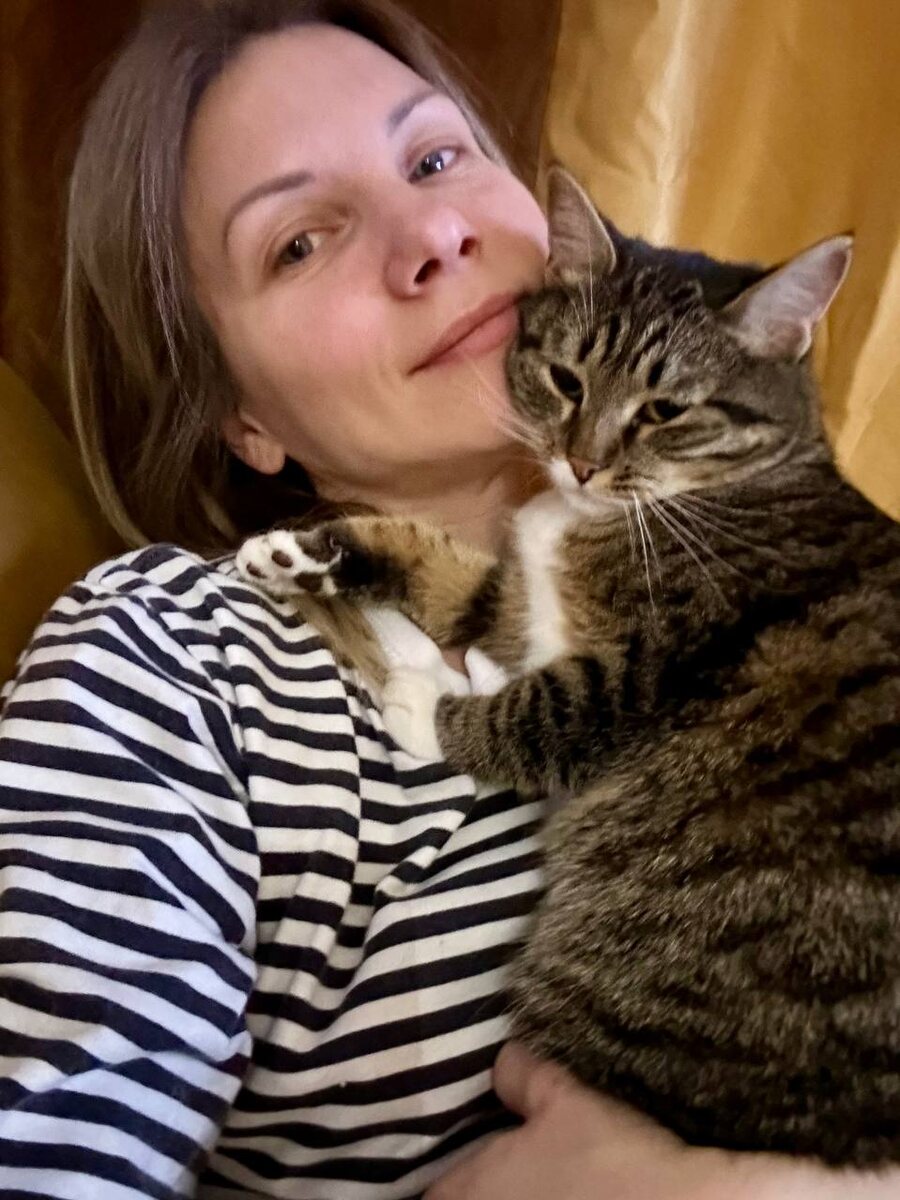 Это мы с моим пирожочком Василисой. У Василисы гингивостоматит, она перенесла уже 2 операции по удалению зубов, и впереди, скорее всего, еще одна.