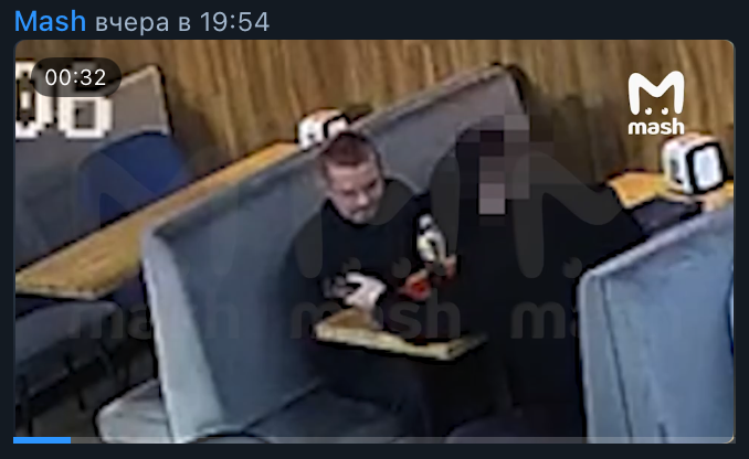    Пристав показывает алиментщику удостоверение. Фото: скрин тг-канала Mash.