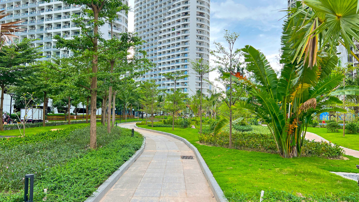 Двор современного комплекса в Камбодже 