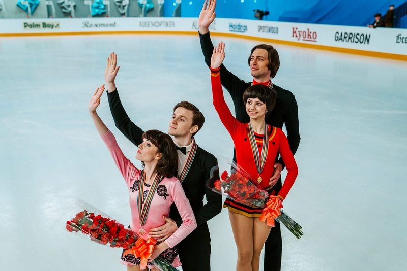 Финальный кадр награждения советских фигуристов в 1980-м в Лейк-Плэсиде (США): Ирина Роднина и Александр Зайцев завершают свою спортивную карьеру.