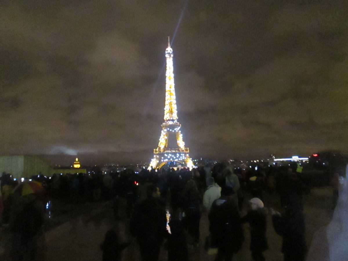 Эйфелева башня в ночных огнях.