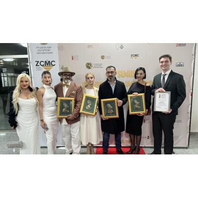  "Мои такие любимые капанцы, каждый раз мне трудно подобрать слова, вернее, слов недостаточно, чтобы выразить мою любовь к вам. Для меня большое счастье провести награждение "Артаваздом" именно здесь. Открою секрет: почти 10 лет мы старались, вели переговоры с руководителями разных марзов, чтобы провести Международный день театра в одном из регионов страны. Обещаний было много, но увы... А ведь не все должно концентрироваться в Ереване, и жители нашей небольшой страны должны приобщаться к актуальной культуре не только через телевидение и соцсети, но и через непосредственное общение с ней. Я хочу выразить глубокую благодарность марзпету Сюника господину Гукасяну: он дал слово, и он его сдержал. Сегодня награждение главной театральной премией проходит под знаком юбилея Капанского театра имени Ширванзаде. И я благодарен Богу за то, что сегодня в этом театре все еще есть люди, которые хранят его историю, и люди, которые пишут ее продолжение", - говорил со сцены председатель СТД Армении Акоб Казанчян. Любящий краткость Акоб Ервандович на сей раз говорил долго и эмоционально и, кажется, не забыл никого, от артистов до бухгалтера - каждого, кто когда-то был "персонажем" капанского театра, его неповторимой краской.