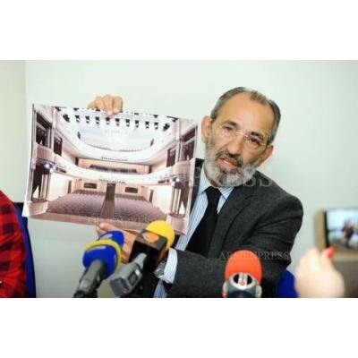 ХУДОЖЕСТВЕННЫЙ РУКОВОДИТЕЛЬ ТБИЛИССКОГО АРМЯНСКОГО ТЕАТРА, РЕЖИССЕР И ДРАМАТУРГ АРМЕН БАЯНДУРЯН любит цитировать отца-основателя Геворга Чмшкяна: "Как я мечтаю о том времени, когда мы сможем оставить свои сценические костюмы и грим в собственной гримерке и уйти домой. Как мы устали перемещаться с одной сцены на другую!". Это было сказано во времена, когда Питоев уже построил грандиозное здание Артистического театра, ныне здание прославленного грузинского Национального театра им. Руставели. Но в те времена это была, как сказали бы сейчас, "свободная площадка", free venue, и армянская труппа платила арендную плату наравне со всеми...