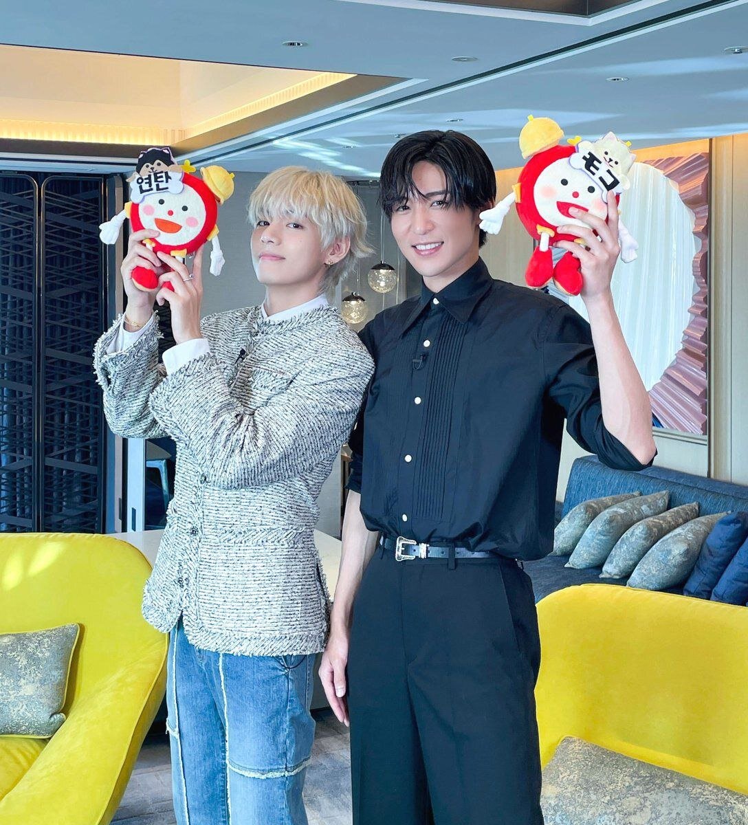 Тэхён в утреннем шоу в Японии. Собеседником Тэ был Мэгуро Рэн. Певец, музыкант и актер.