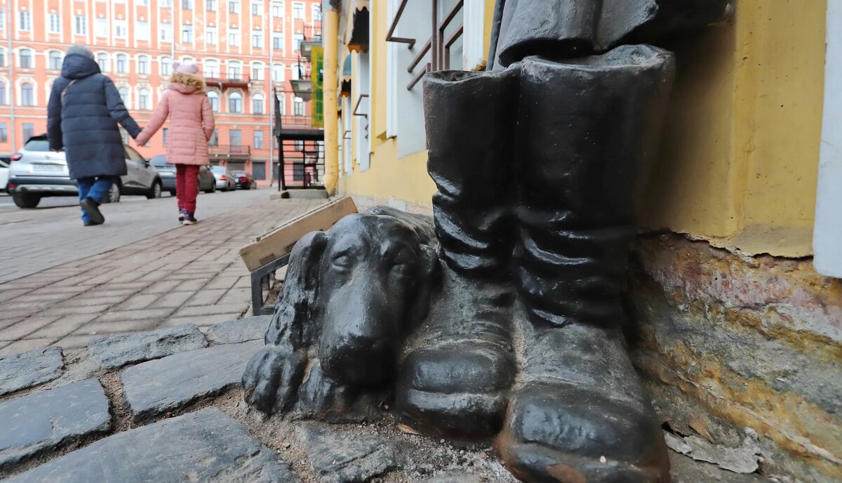 Миниатюрный памятник Муму, расположенный возле одного из домов на Садовой улице, имеет свой ритуал. Говорят, если его выполнить, можно найти себе преданного друга. Для этого нужно назвать заветное имя и бросить в сапог дворника (девушки — в левый, юноши — в правый) монетку./ФОТО Дмитрия СОКОЛОВА