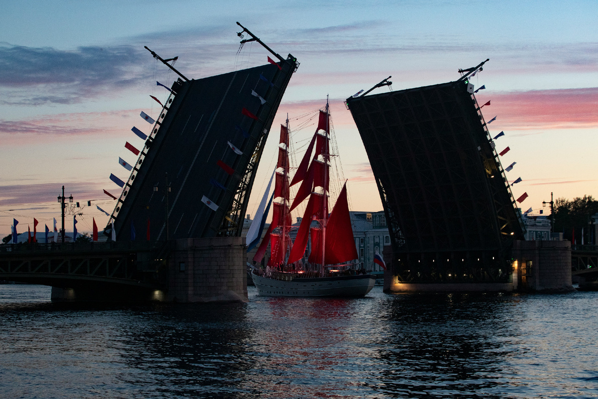 Повод для событийного туризма может быть как регулярным, как "Алые паруса" в Питере…