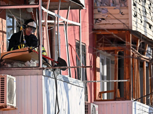    Поврежденный вследствие атауи БПЛА жилой дом // Фото: Анатолий Карбинов, Коммерсантъ