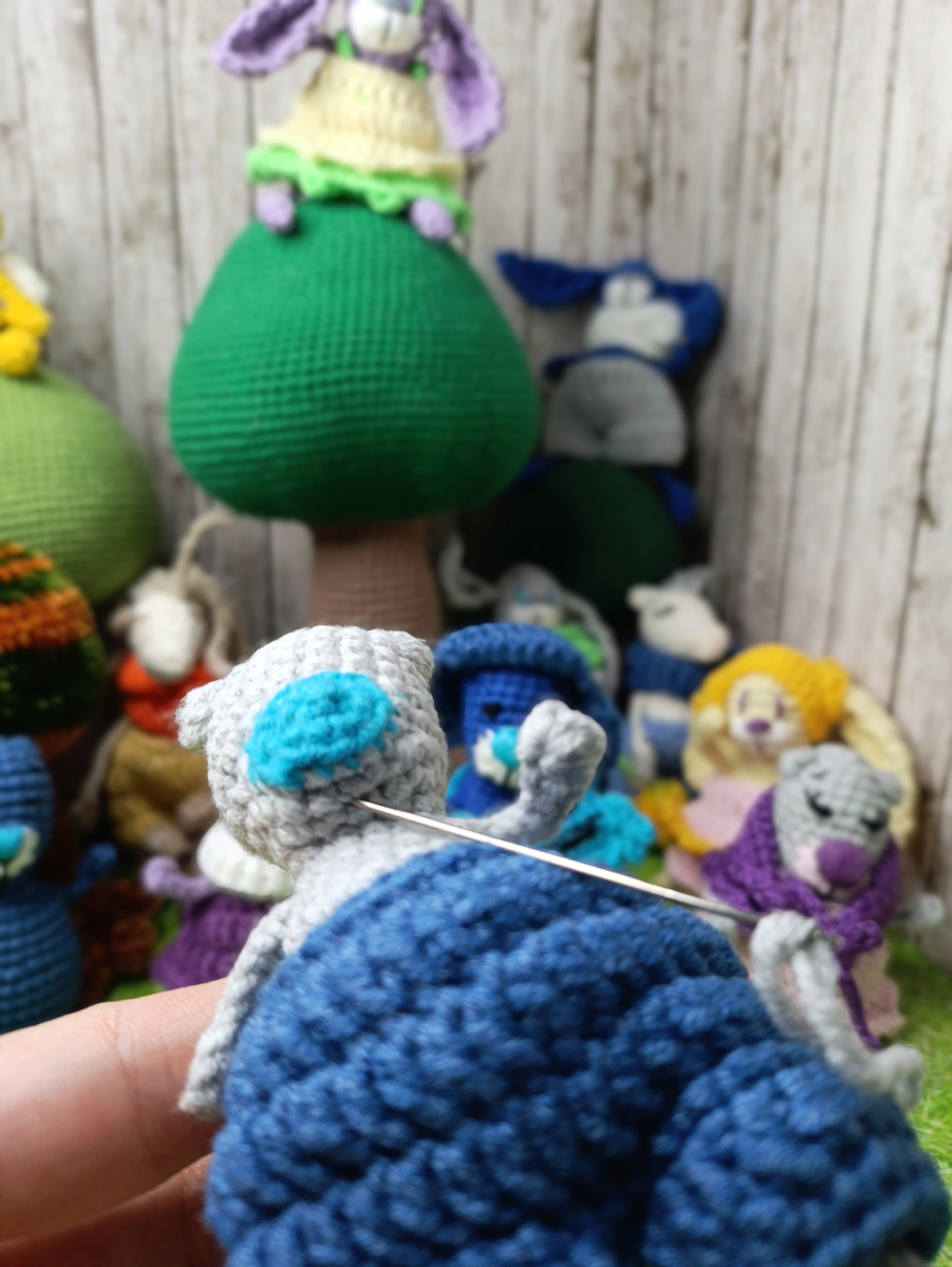 Вводим иглу под "мордочкой", 