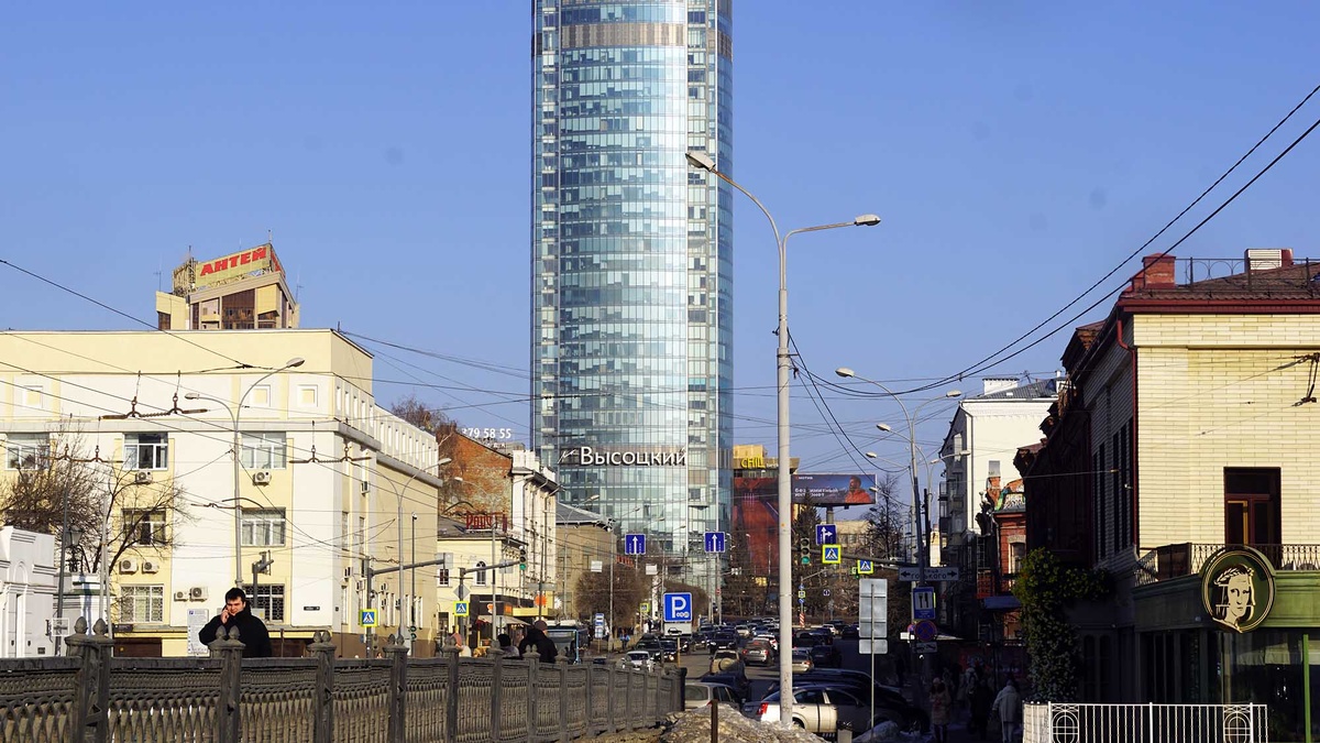"Высоцкий" долгое время был самым северным небоскребом в мире, пока в Екатеринбурге не построили более высокую башню "Исеть". Листайте галерею, чтобы увидеть ещё фото