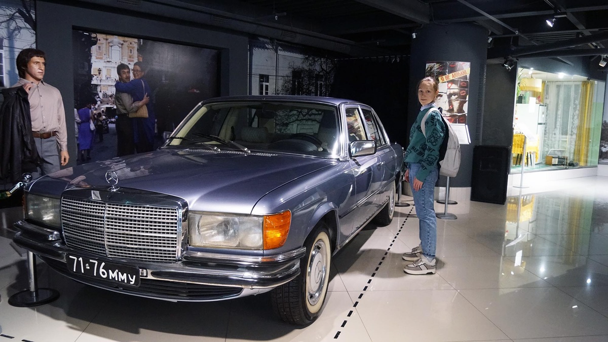 На Мерседесе Высоцкий любил полихачить. А еще часто ездил с открытыми окнами и по пути репетировал роли. Листайте галерею, чтобы увидеть ещё фото