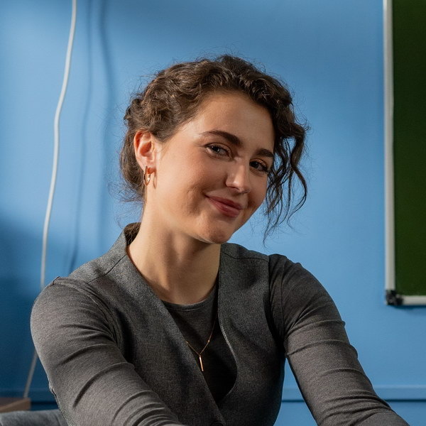     Мелодраму «Училка» с Серафимой Соловьёвой покажет «Россия»