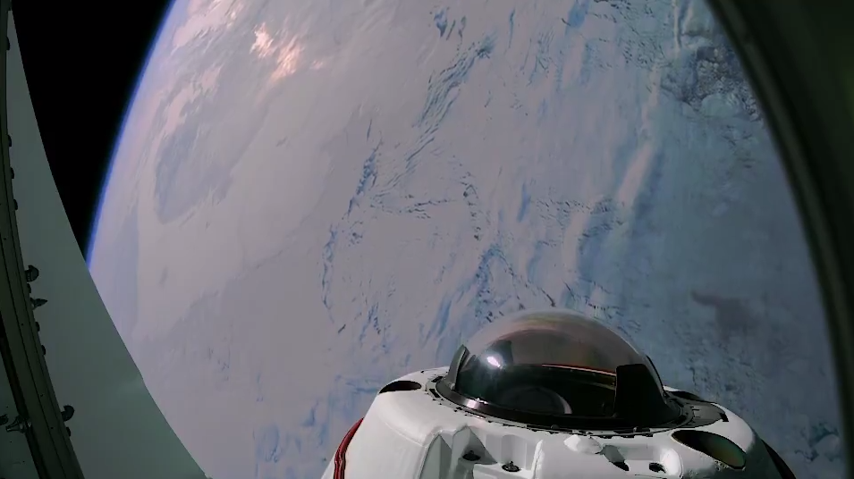 Вид на полярные области планеты Земля с борта Crew Dragon (1.04.2025)