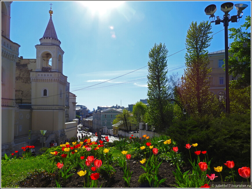 Когда-то от Владимирского храма, с его погоста, на месте которого сегодня разбивают цветник, открывался обзор до самых Воробьевых гор © juliette17.tourister.ru
