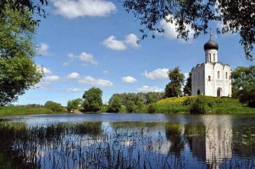 Церковь Покрова на Нерли. ул. Ленина, 1Б, посёлок Боголюбово, Владимирская обл.