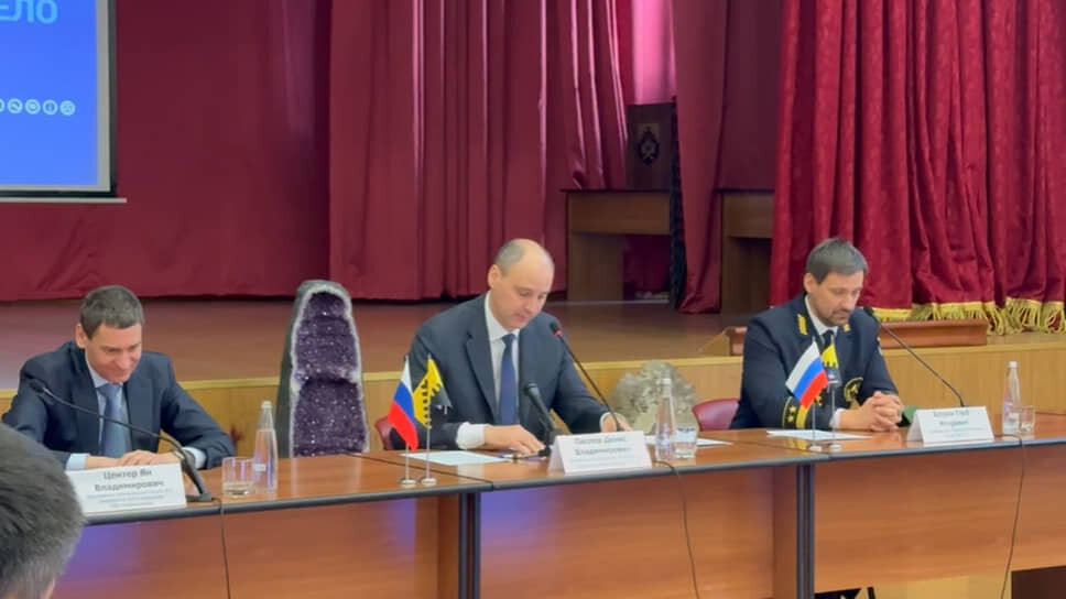 Денис Паслер (в центре).📷Фото: Департамент информационной политики Свердловской области