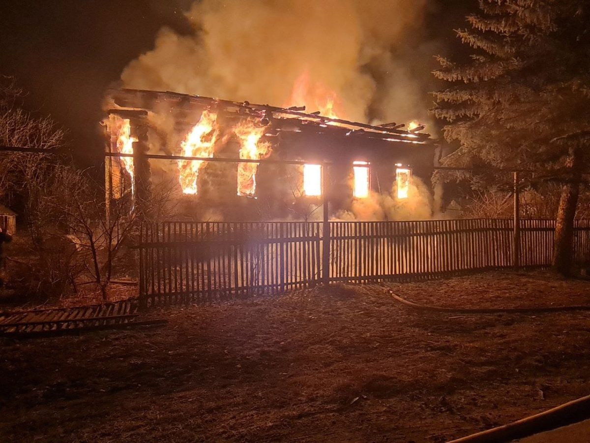    Огонь раскинулся по площади 196 кв. метров