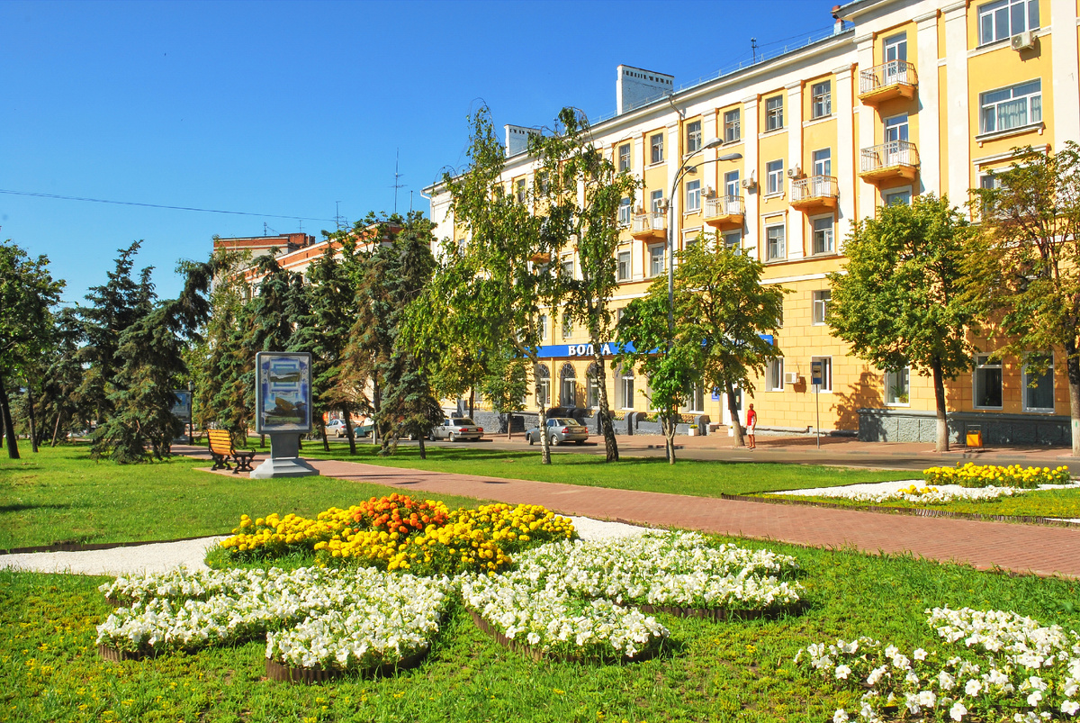 Центральная улица города - улица Гончарова, бывшая Большая Саратовская