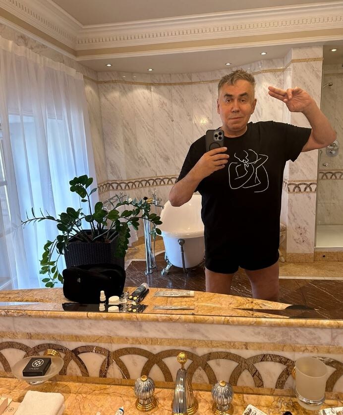 Как вам результат? Штаны, конечно, можно было и надеть) 