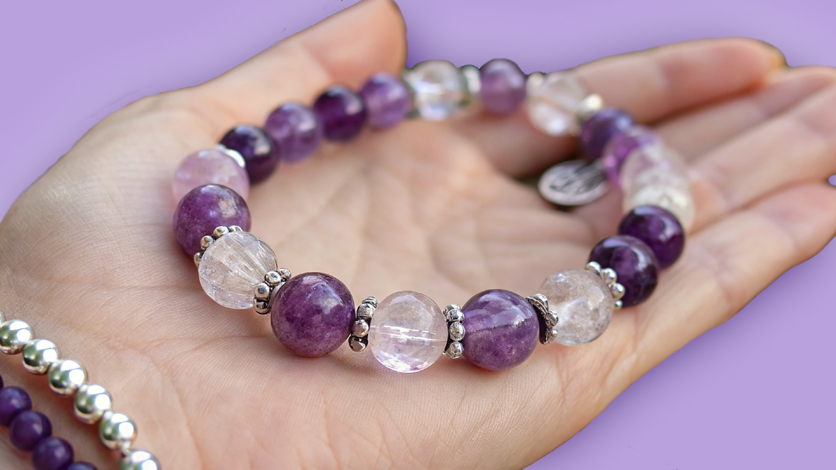 Браслет в руке