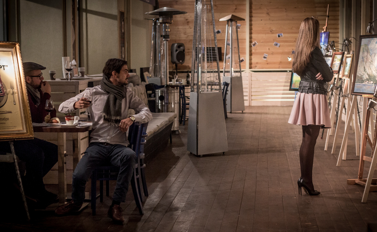 Никто в этот вечер не мог оторвать взгляд от картин..