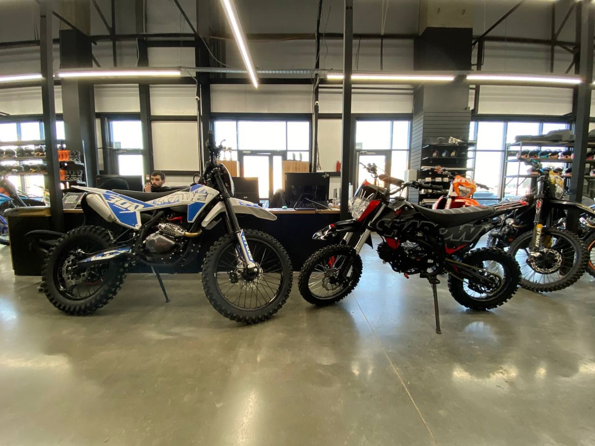 Эндуро слева питбайк справа 