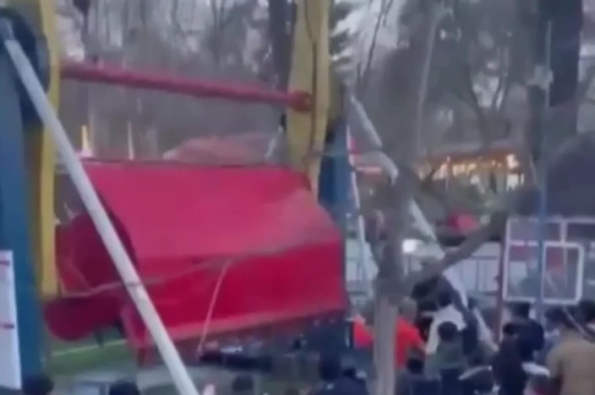    В Бишкеке девушка упала с аттракциона и получила перелом черепа