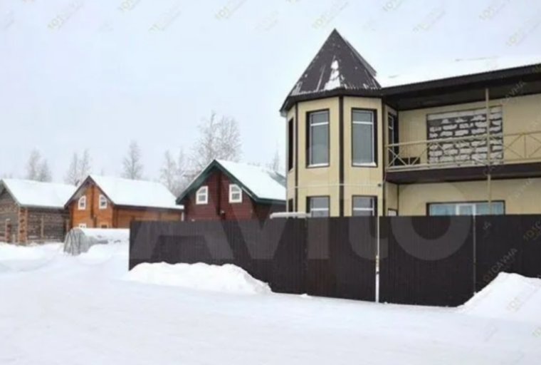 В стоимость лота входят здания и земельный участок 1 га. Фото: Авито