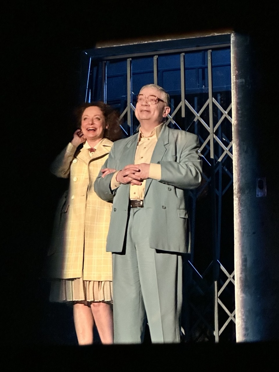 Сцена из спектакля «Мертвые души» в театре Ленсовета. Фото автора.