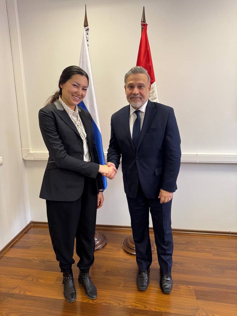 На фото журналист Ингрида Ким и Посол Республики Перу Хуан Дель Кампо Родригес. Фото предоставлено Ингридой Ким.