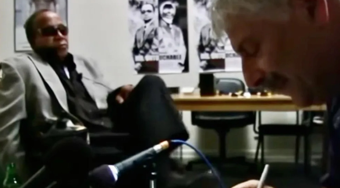 Фрэнк Лукас (слева) и Марк Джейкобсон в сцене из фильма "Толкач".