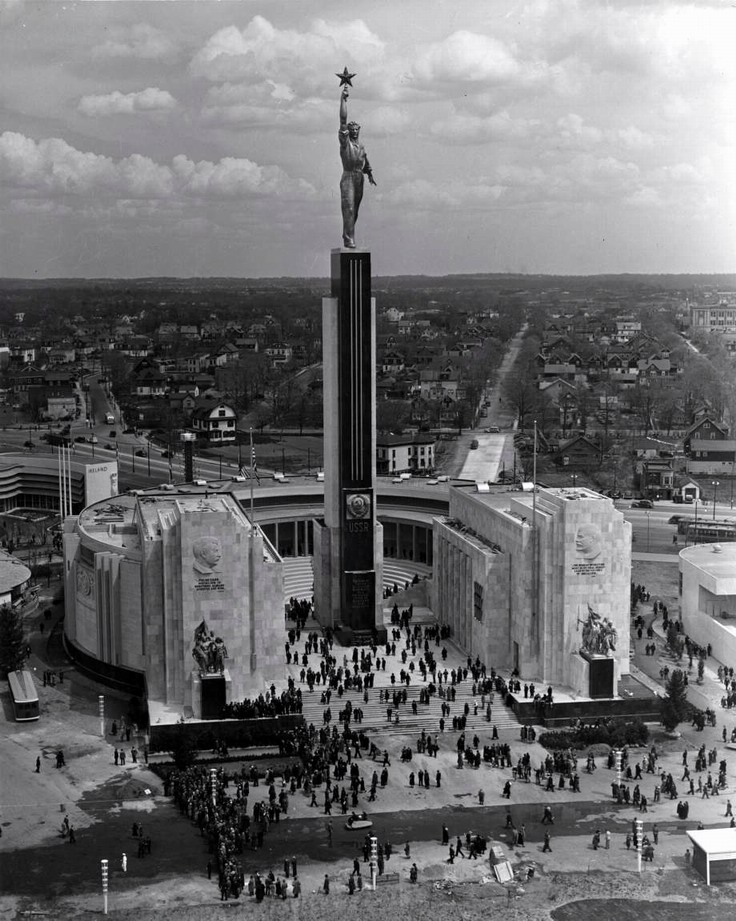 Павильон СССР на Всемирной выставке 1939. В центре — пилон Сталинской Конституции со скульптурой В.А. Андреева "Новый советский человек". За ним — ряды амфитеатра. На торцах — дополненные изречениями барельефы Сталина и Ленина работы С.Д. Меркурова. Под ними — скульптурные группы героики социалистического строительства и гражданской войны работы М.Г. Лысенко и Л.Д. Муравина. Фото: NYPL. https://digitalcollections.nypl.org/items/5e66b3e8-e5b2-d471-e040-e00a180654d7
