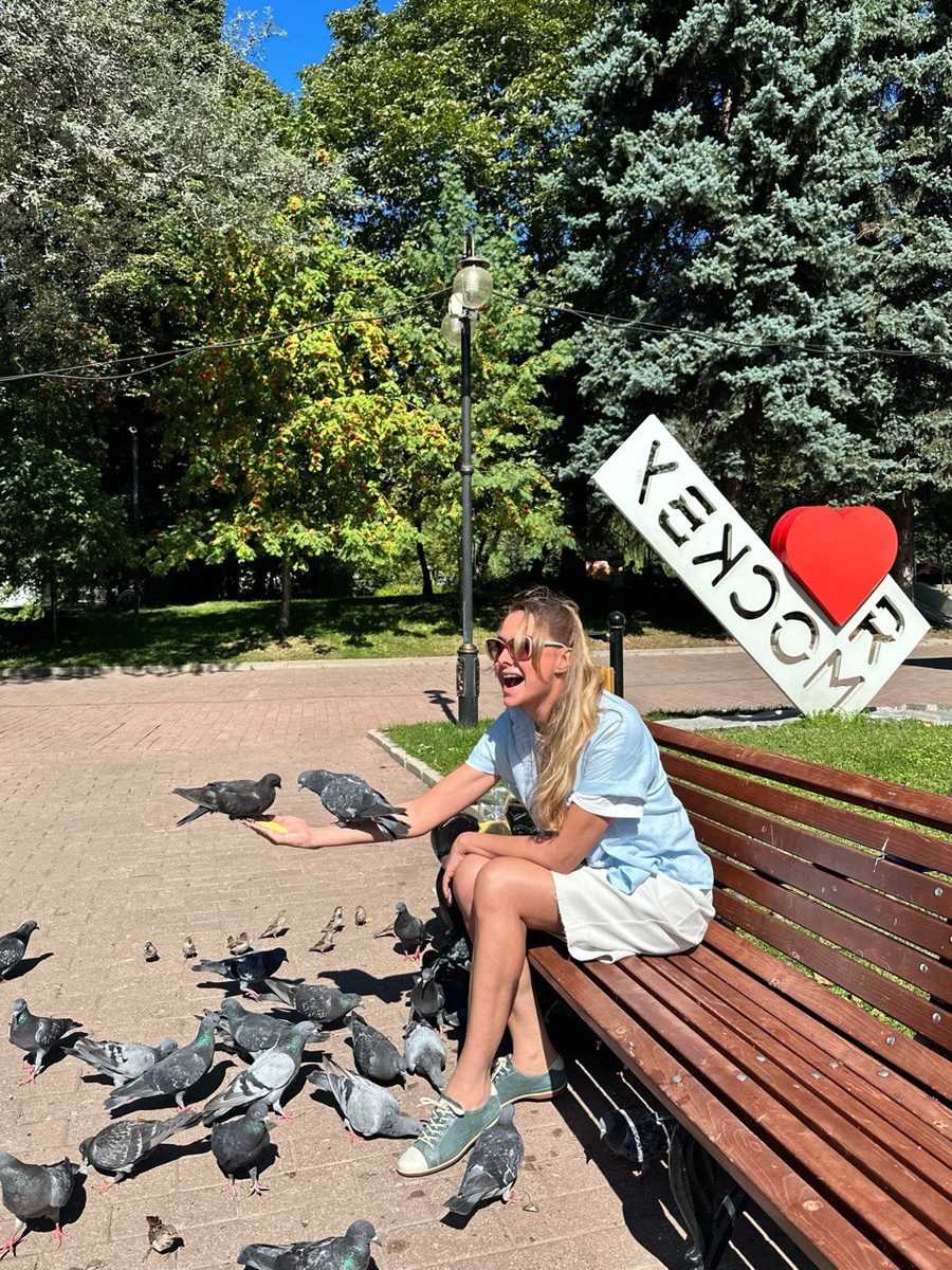 На фото ведущая прогноза погоды на канале ТВЦ Алена Дублюк