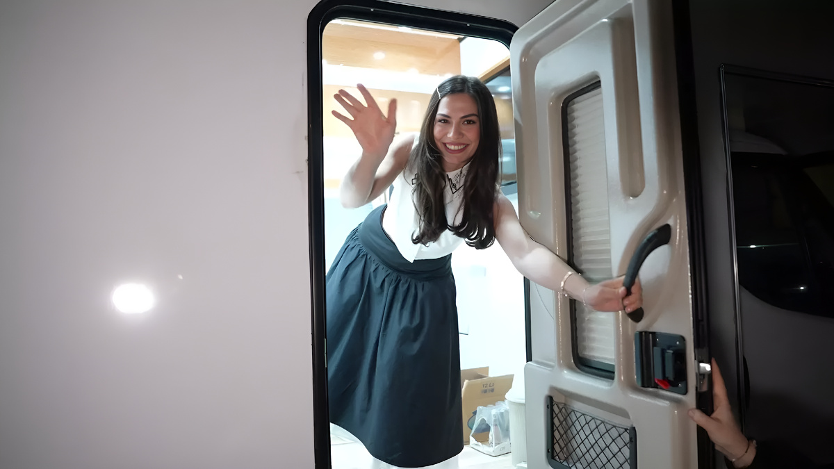 Демет Оздемир на съемочной площадке "Сон Эшрефа"