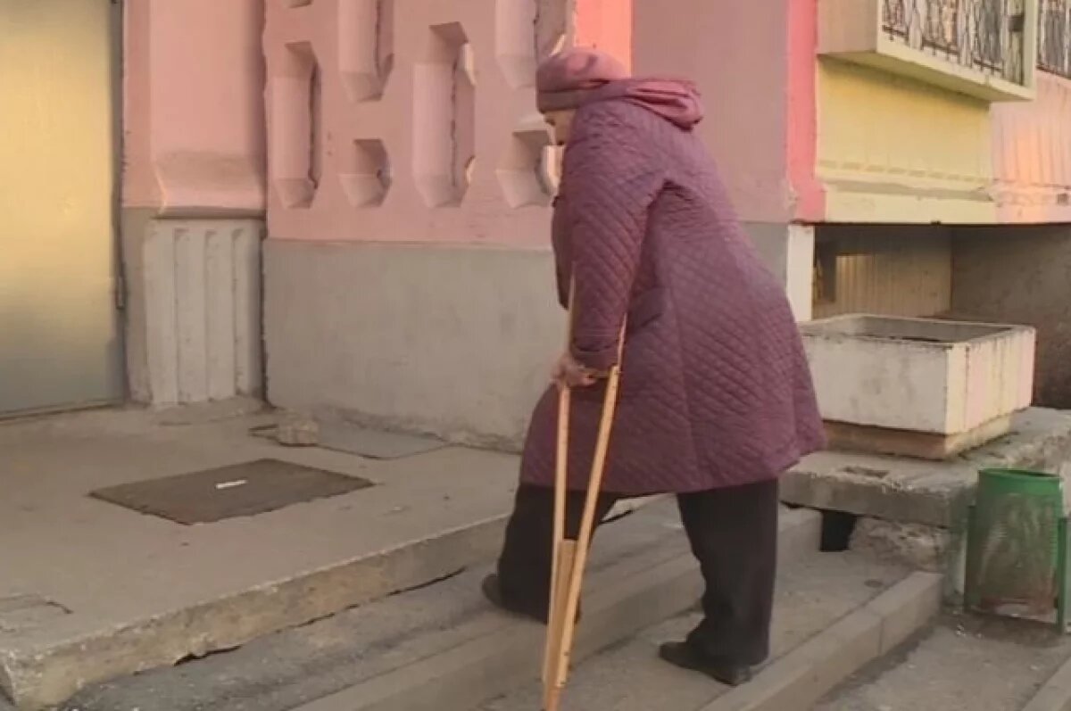    Подпись под фото Нечищеный тротуар разделил жизнь рязанской пенсионерки на «до» и «после» - теперь о далеких прогулках пришлось забыть, ведь каждый шаг дается Лидии Потаповой с трудом.