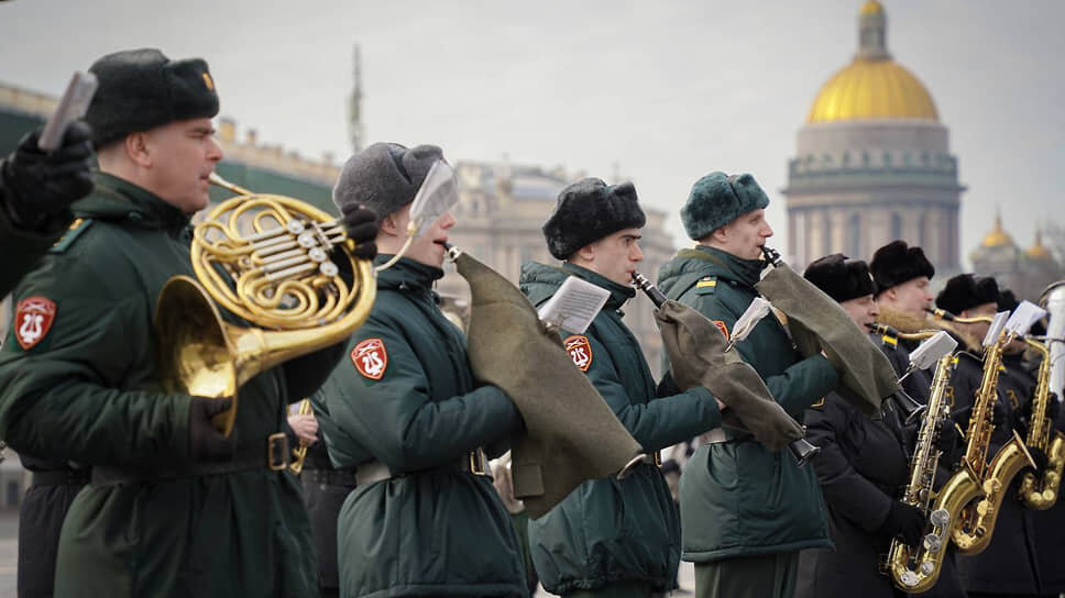 Первая репетиция сводного военного оркестра Санкт-Петербургского гарнизона на Дворцовой площади.📷Фото: Пресс-служба северо-западного округа Росгвардии