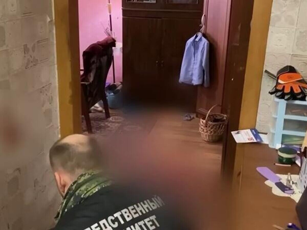    Сотрудники СК РФ на месте, где были обнаружены тела бабушки и 10-летнего внука в городе Железногорске Курской области© СУ СК России по Курской области/Telegram