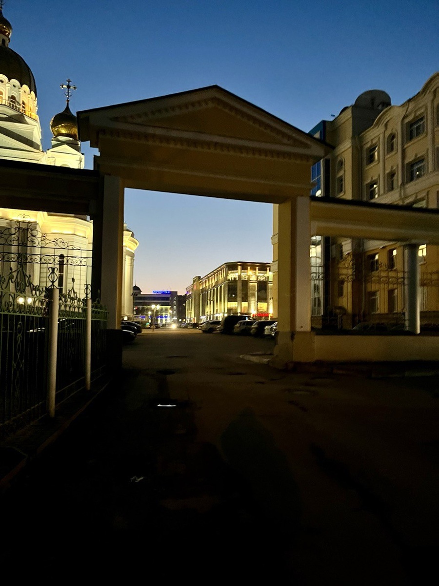 Выход из двора элитного дома.