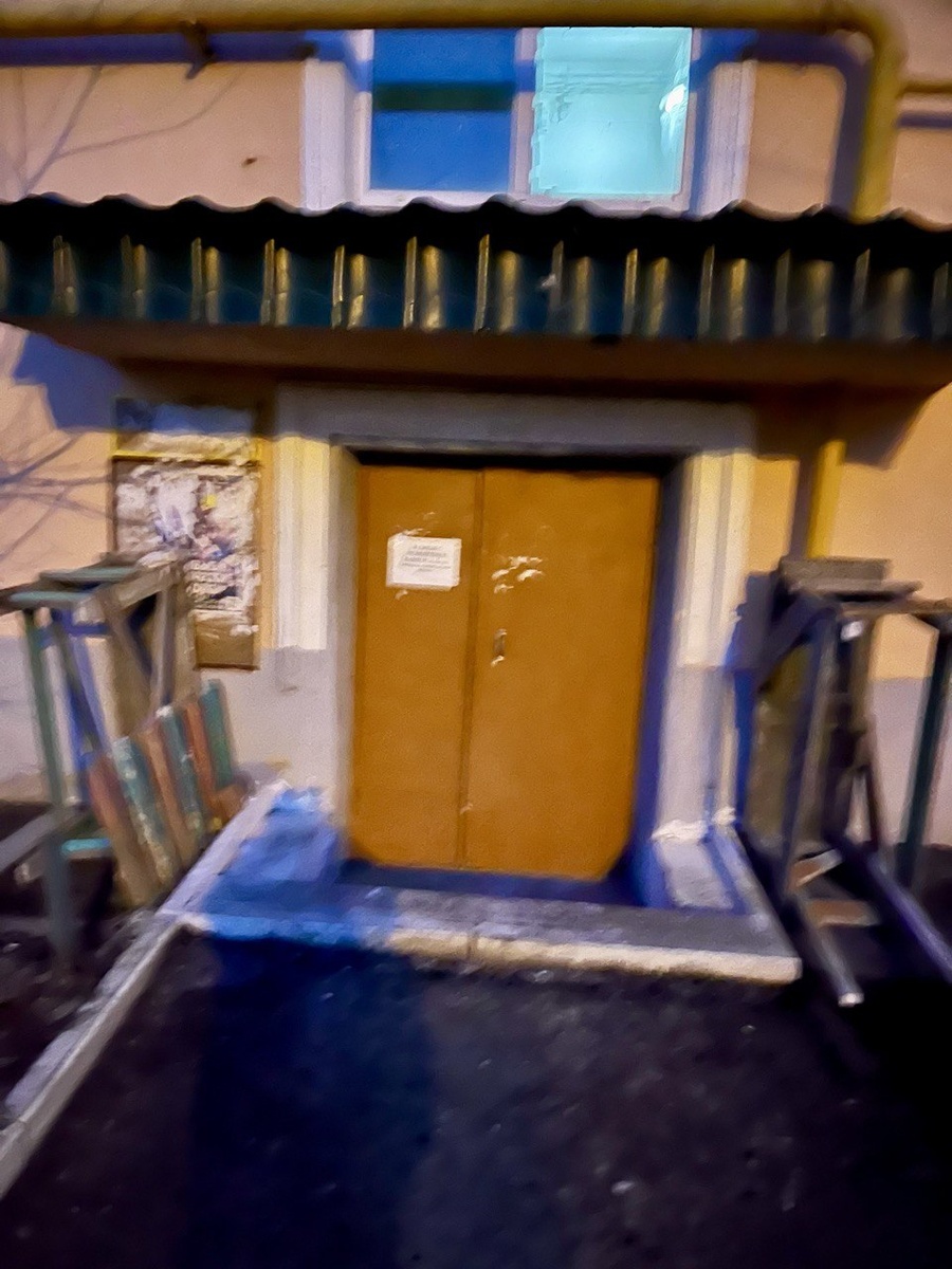 А это вход в элитный подъезд. Сначала думала, что это вход в подвал.