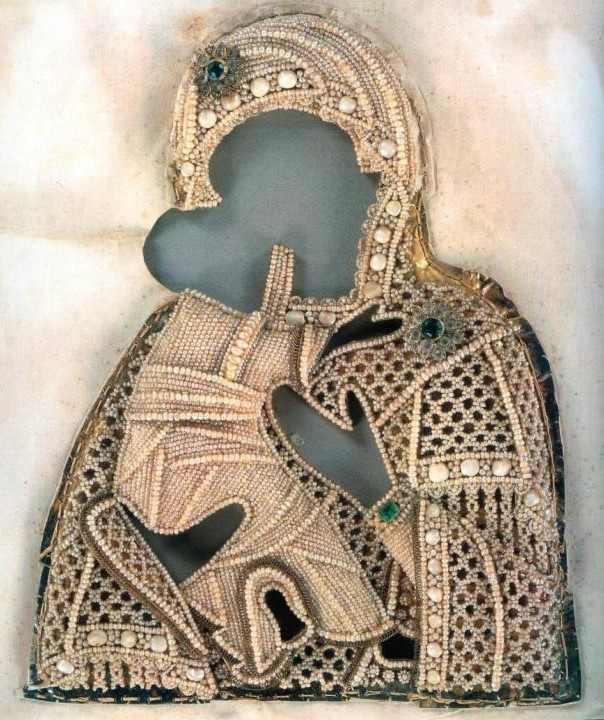 Риза к иконе "Богоматерь Владимирская". Середина XIX века. Ткань, бумага, фольга, нить, серебро 875° - лиг. вес: 5,00 г, чист. вес: 4,38 г, жемчуг 20,00 грамм, перламутр / 30 шт., стекло / 39 шт, низание, штамповка, гранение. 220х180 мм (риза); 235х200 мм (основа). 