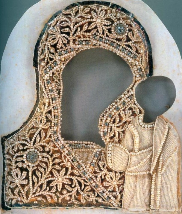 
Риза к иконе "Богоматерь Казанская". Середина XIX века. Ткань, бумага, фольга, нить, серебро 875° - лиг. вес: 8,00 г, чист. вес: 7,00 г, жемчуг 30,00 грамм, стекло / 68 шт, низание, штамповка, гранение, золочение. 225х195 мм (риза); 240х210 мм (основа). Россия