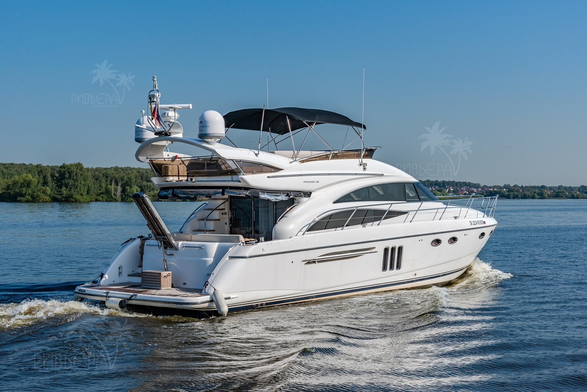 Моторная яхта Princess 58 на Клязьминском водохранилище
