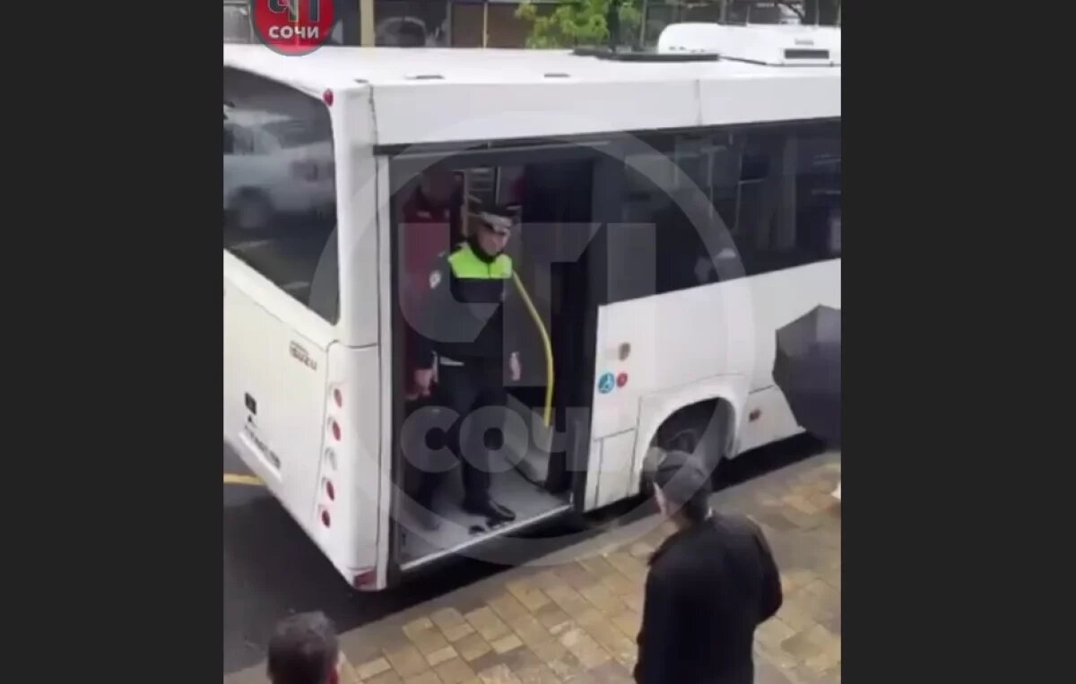    В этом автобусе неожиданно потерял сознание и умер пассажир.