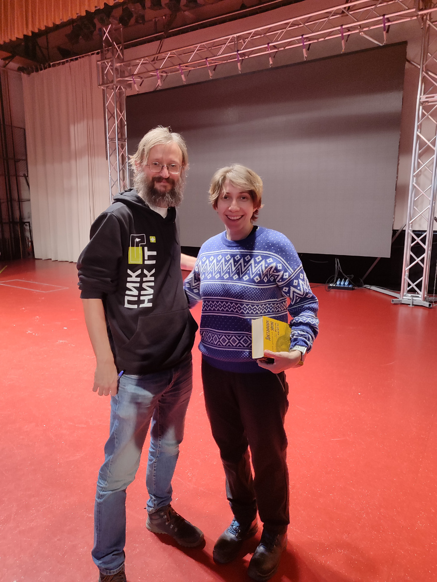 То самое историческое фото ))) выглядит так, как будто я толще и крупнее, чем на самом деле есть. Фото делал следующий в очереди, так что не до позирования было)))